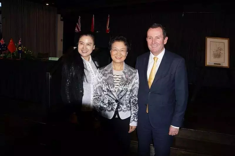 省政協(xié)主席喬傳秀（中）、澳大利亞西澳州州長Mark McGowan（右）與陶曉鶯董事長（左）在經(jīng)貿(mào)交流會上親切交流.jpg